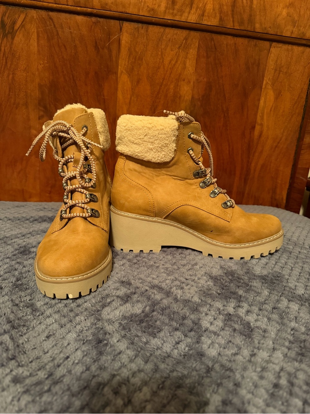 Dolce Vita DV Size 10 Tan Sherpa Cuff Platform Lug Sole Hiking Boots
